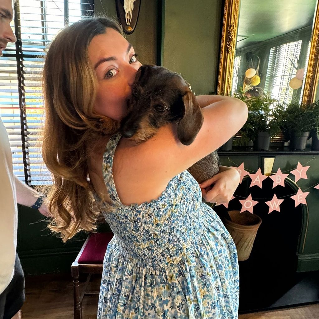 The mother-to-be looked beautiful as she cuddled her dog Ruby