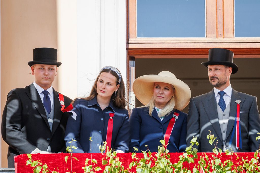 norwegian royals on balcony 