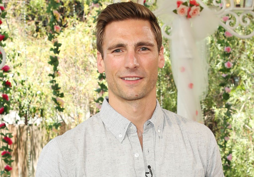 UNIVERSAL CITY, CA - 20 JUIN : l'acteur Andrew Walker visite Hallmark's "Maison et famille" à Universal Studios Hollywood le 20 juin 2018 à Universal City, Californie. (Photo de Paul Archuleta/Getty Images)