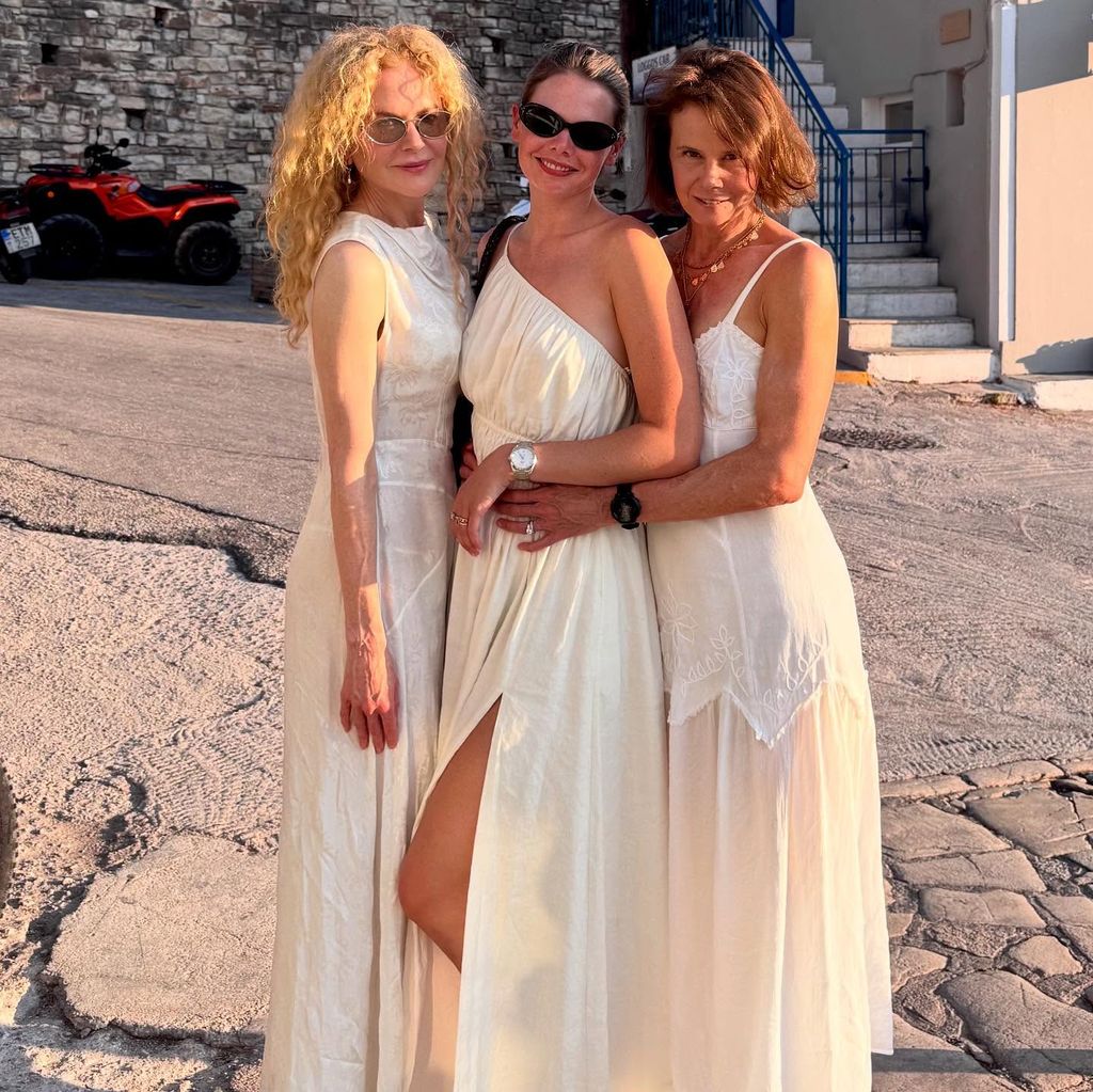 nicole kidman with natural curls posing with niece and sister