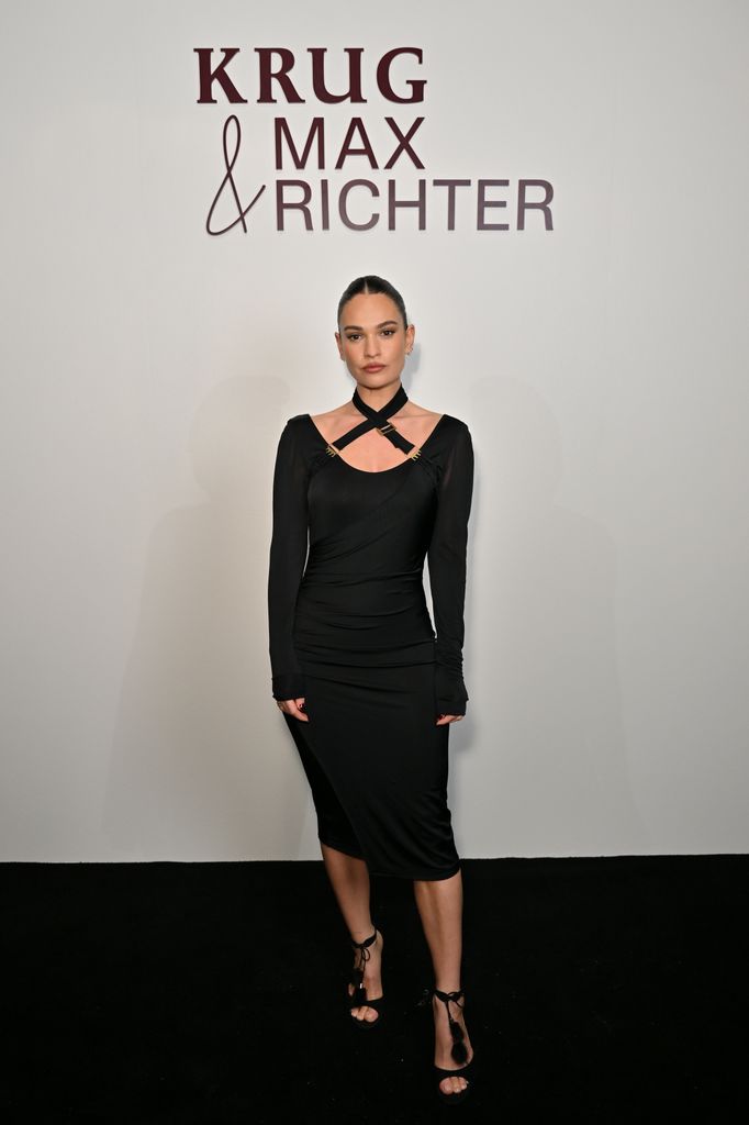 Une photo de Lily James portant une robe noire