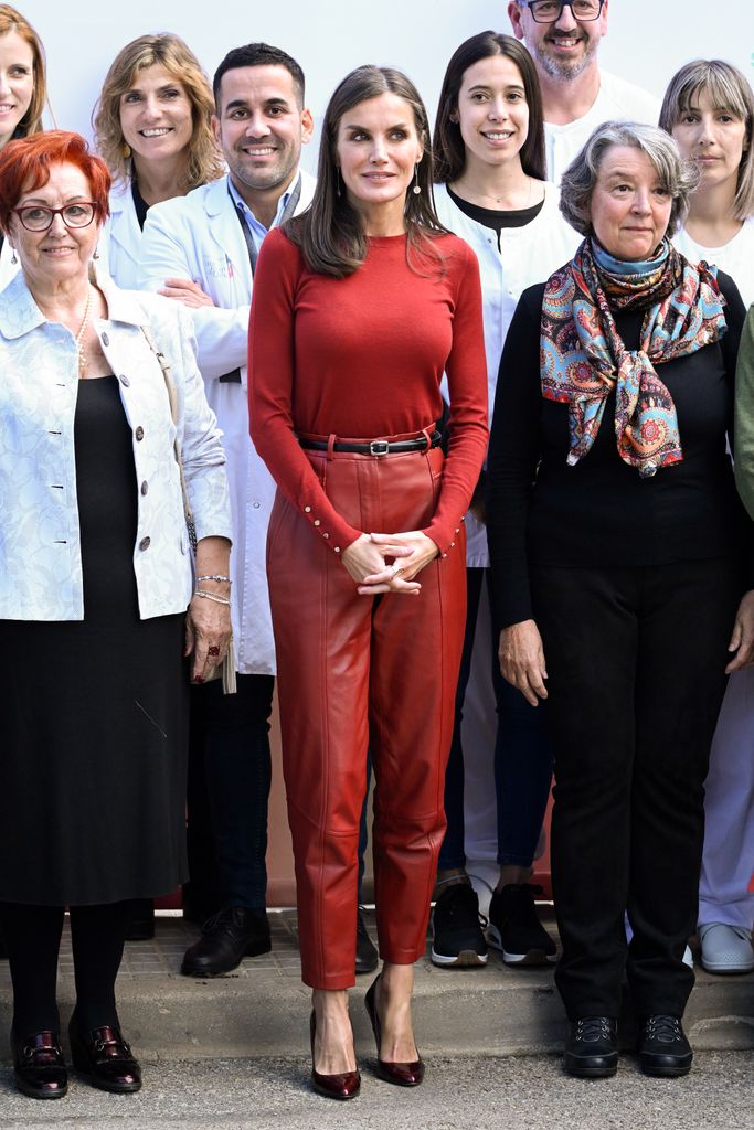 Rainha Letizia da Espanha com um suéter vermelho e calças vermelhas