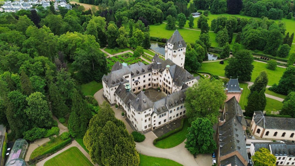 Exterior shot of Berg Castle