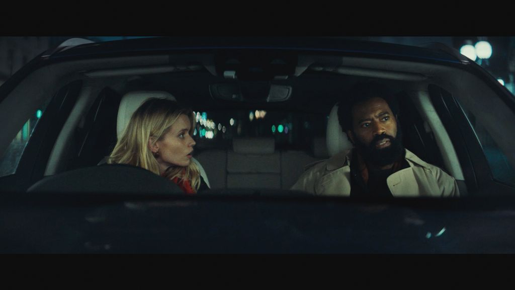 femme et homme assis en voiture