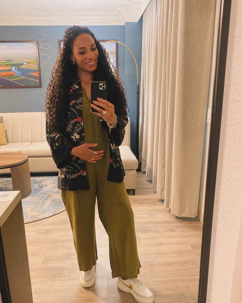 Michelle mirror selfie cradling bump