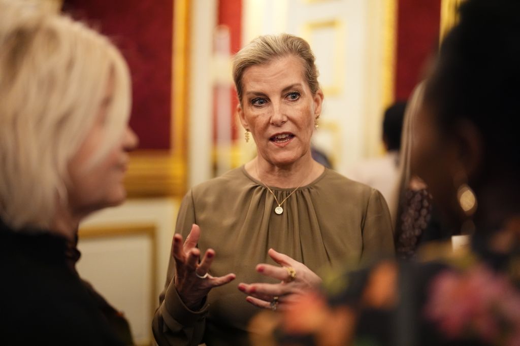 Sophie a opté pour une robe Armani neutre