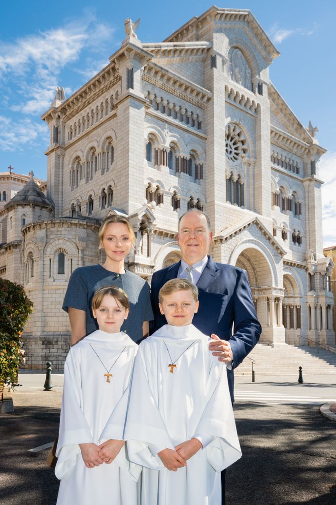 Príncipe Albert y Charlene con sus padres Príncipe Jacques y Princesa Gabriella