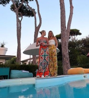 Amanda Holden posing with lookalike daughter Lexi by swimming pool