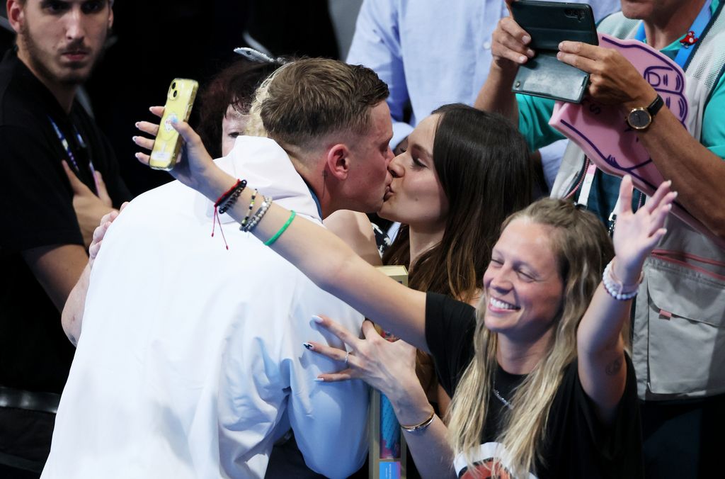 casal compartilhando beijo nas olimpíadas 