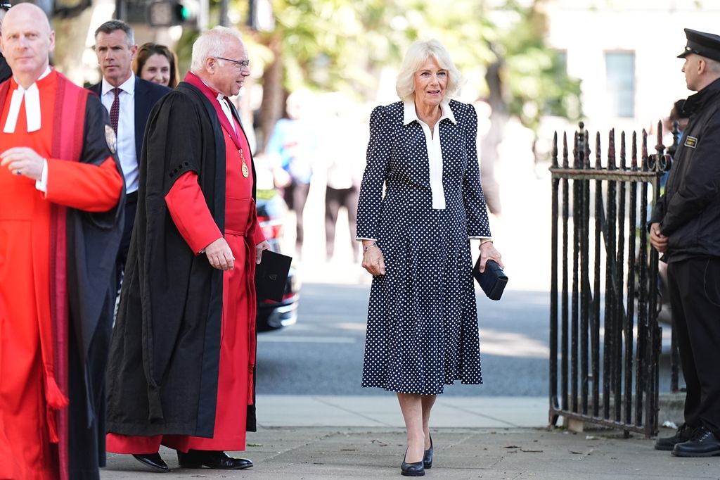 La Sra. Camilla llega a la Abadía de Westminster con el vestido de Poka Poka