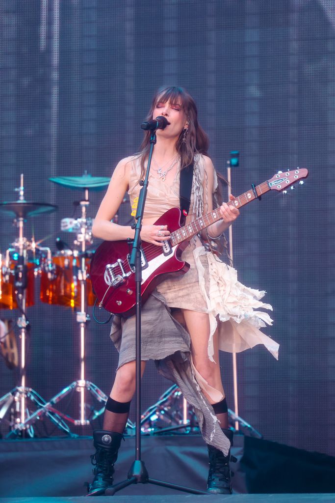 The 25-year-old wore a deconstructed skirt-set for the performance