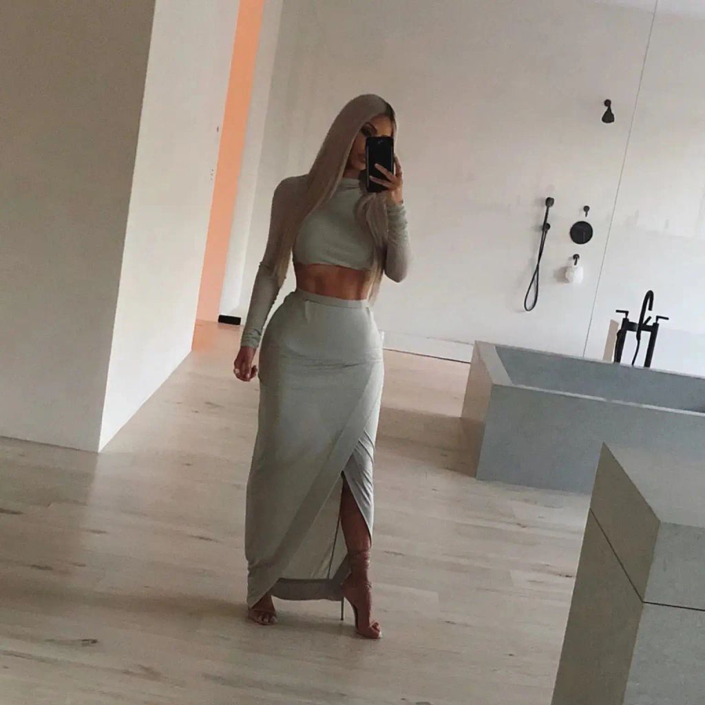 Sefie shared by Kim Kardashian of her incredible. bathroom