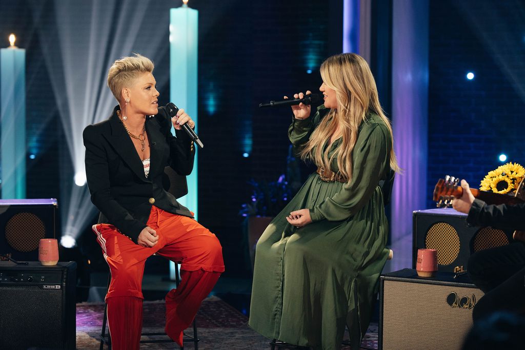 P!nk, Kelly Clarkson chante