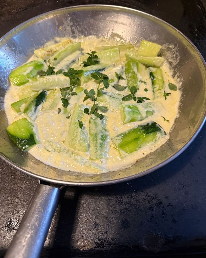   Plat de concombre avec de la crème dans la casserole