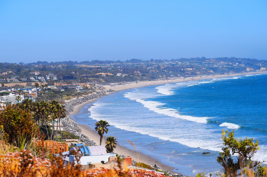 Malibu,Beach,Coastline,In,California,With,The,Blue,Pacific,Ocean
