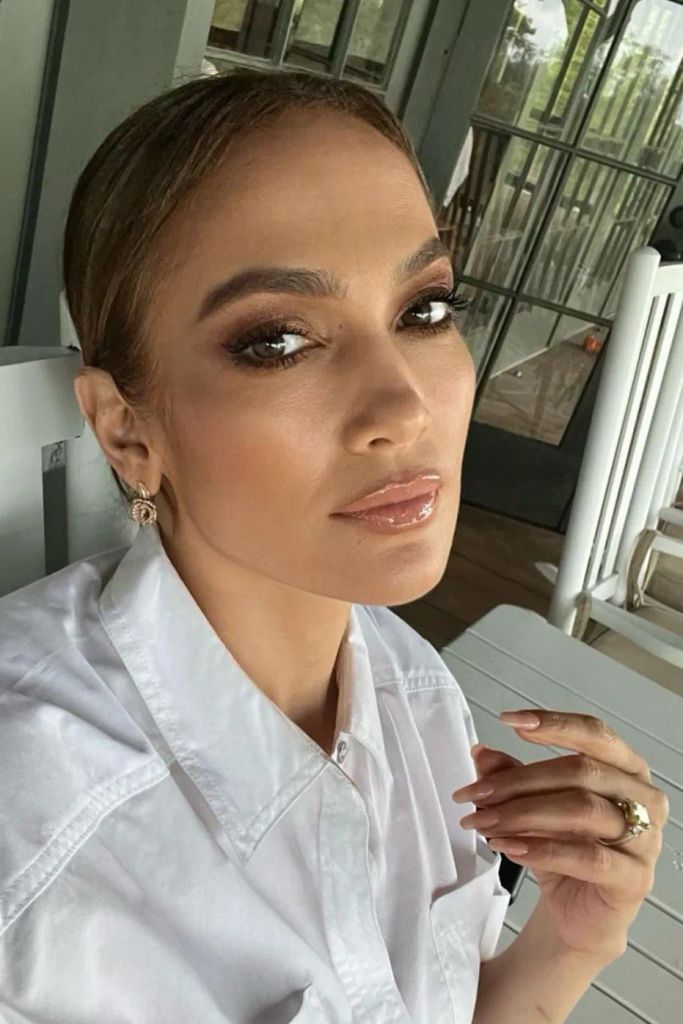 J-Lo wears her incredible green diamond ring, husband Ben gifted her