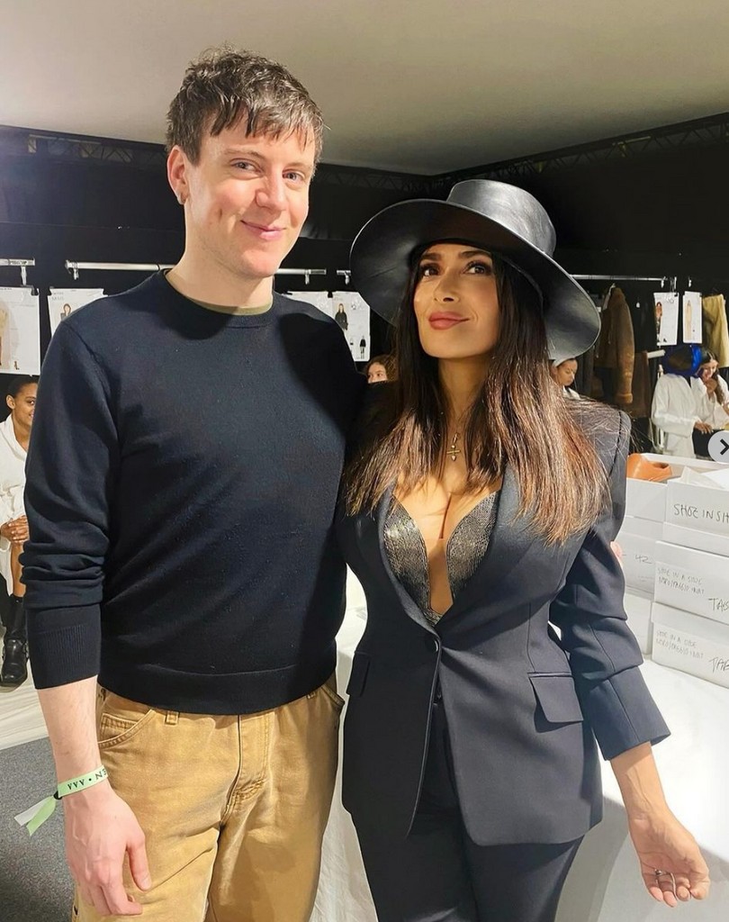Foto compartilhada por Salma Hayek no Instagram, março de 2024, posando nos bastidores do show de Alexander McQueen em Paris com o novo diretor criativo Séan McGirr.