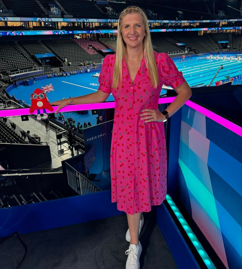 Rebecca Adlington usa vestido rosa com estampa de cereja da Kitri nas Olimpíadas de 2024