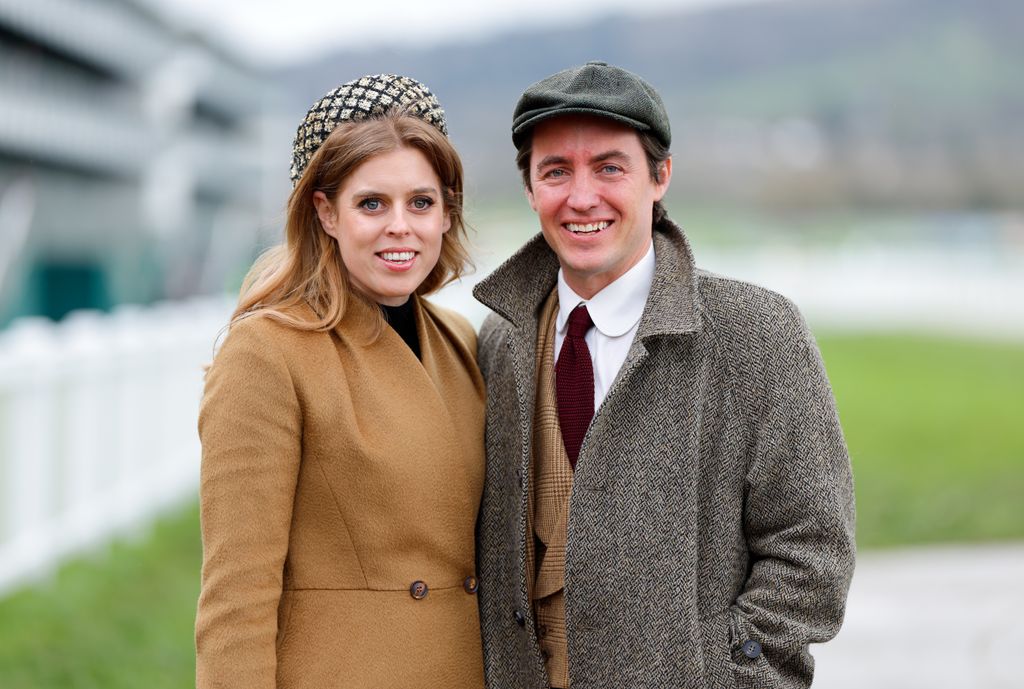 Princesa Beatrice e Edoardo Mapelli Mozzi participam do terceiro dia 'Quinta-feira de São Patrício' do Festival de Cheltenham no Hipódromo de Cheltenham