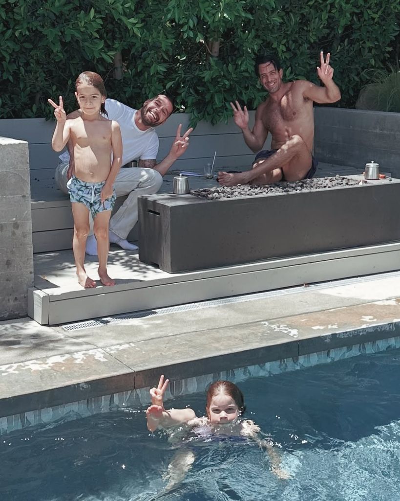 Ricky Martin et Jwan Yosef posent pour une photo de la piscine avec leurs enfants Renn et Lucia, partagés sur Instagram