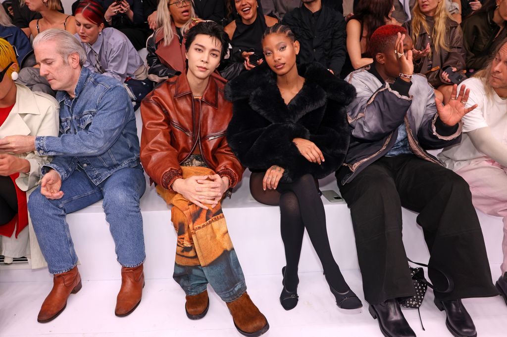 Johnny Suh e Willow Smith comparecem ao desfile de moda feminina primavera-verão 2025 da Acne Studios como parte da Paris Fashion Week em 25 de setembro de 2024 em Paris, França. 