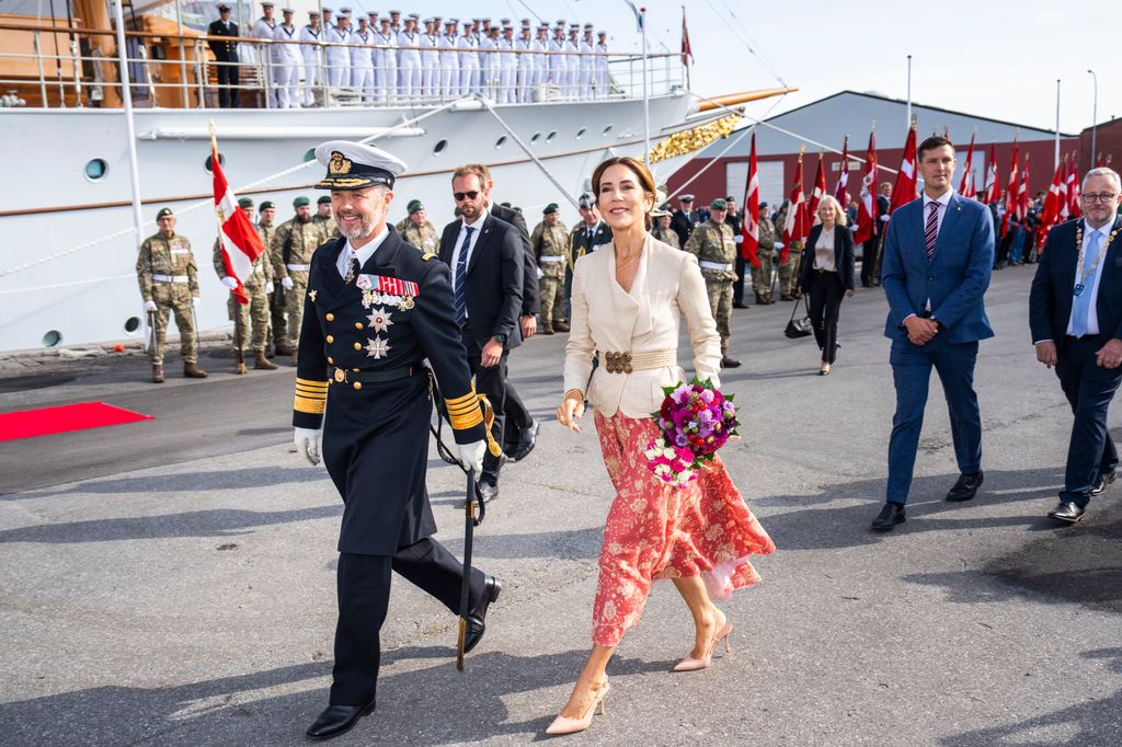 King Frederik and Queen Mary walking along Assens harbour