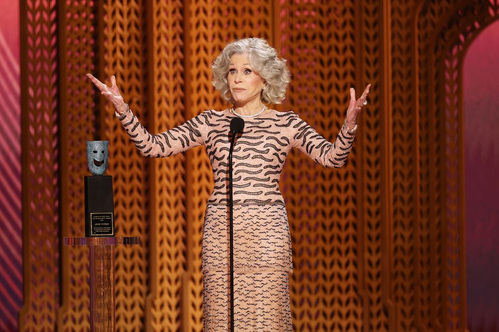 La lauréate Jane Fonda accepte le prix SAG Life Achievement Award sur scène lors des 31e prix annuels des Actors Guild Awards au Shrine Auditorium et à l'Expo Hall le 23 février 2025 à Los Angeles, en Californie. (Photo de Matt Winkelmeyer / Getty Images)