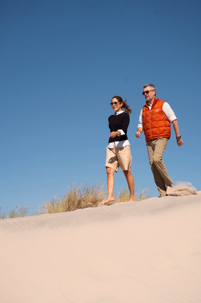 Frederik and Mary walked barefoot across Råbjerg Mile
