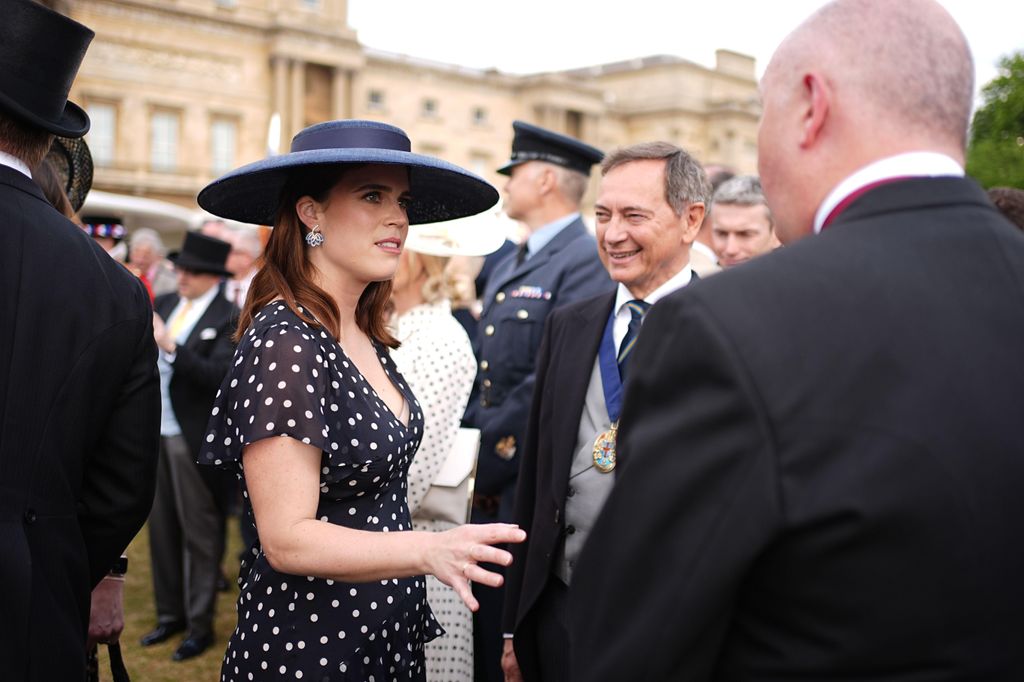 Putri Eugenie berbicara dengan para tamu selama pesta kebun kerajaan di Istana Buckingham