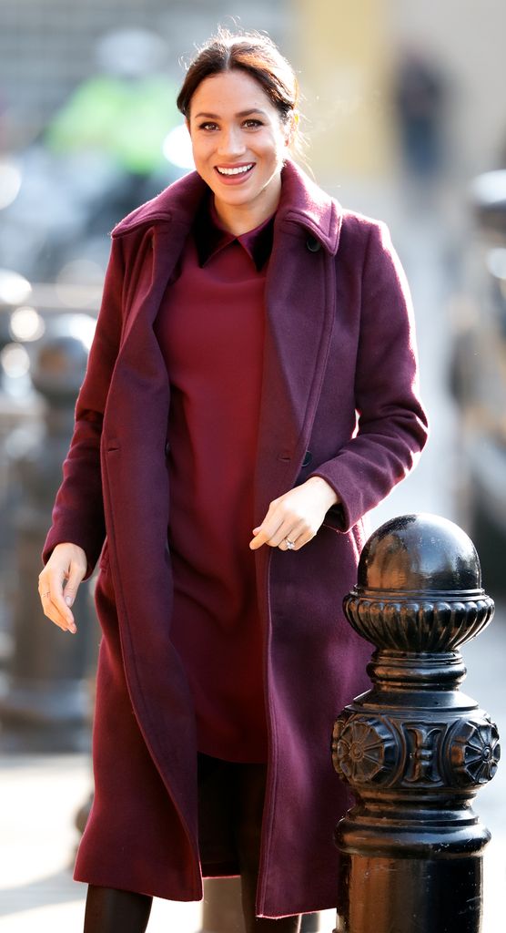 Meghan a opté pour un look bordeaux lors de sa visite à la Hubb Community Kitchen à Londres en 2018.