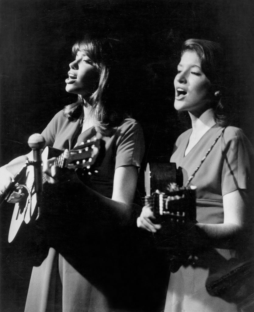 Carly Simon (L) and Lucy Simon of the sibling singing duo "Simon Sisters" in 1964