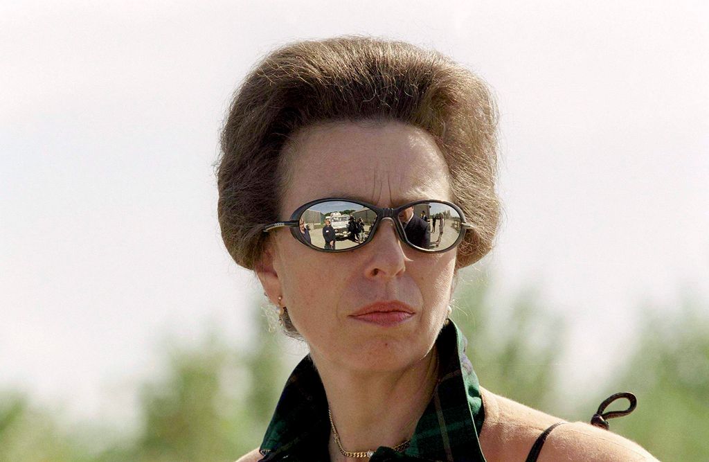La princesse Anne en 1999 portant des lunettes de soleil