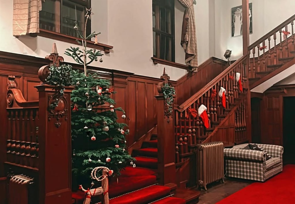escalier en bois dans une grande maison
