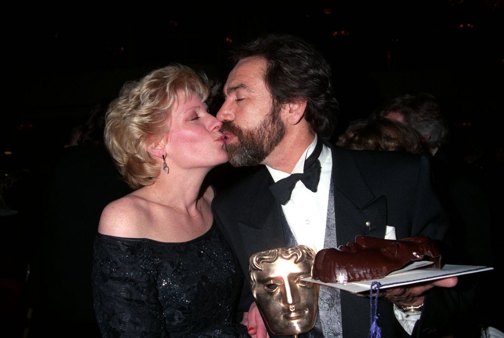 Diane Weston and Robert Lindsay kiss