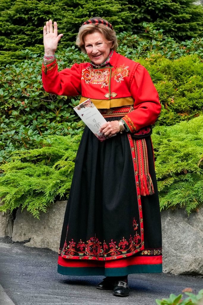 Queen Sonja waves at Martha Louise's wedding