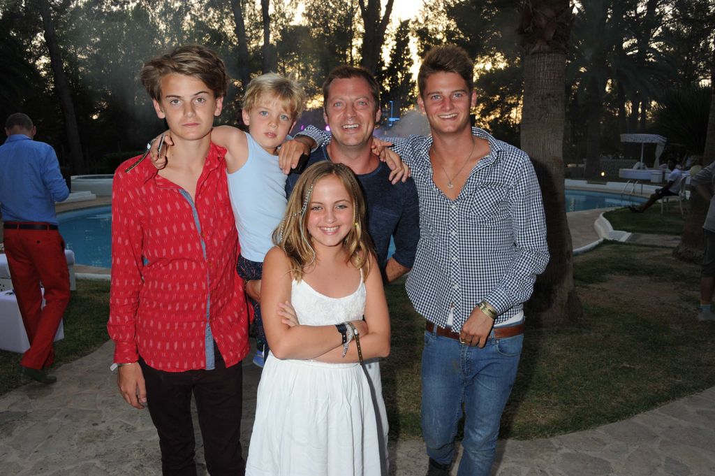 Son père est Matthew Freud (photographié avec son frère George et ses demi-frères et sœurs Samson et Charlotte) en 2012.