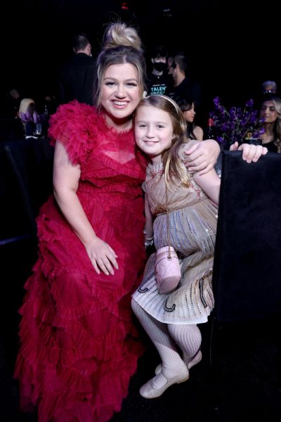 kelly clarkson and her daughter at the peoples choice awards
