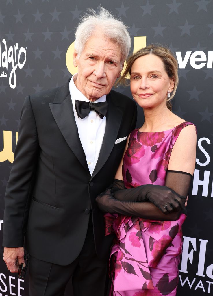 La valeur nette stupéfiante d'Harrison Ford révélée après 1 million de dollars par épisode pour 1923 1 Harrison Ford et Calista Flockhart en robe Tix et violette Critics Choice Awards 2024