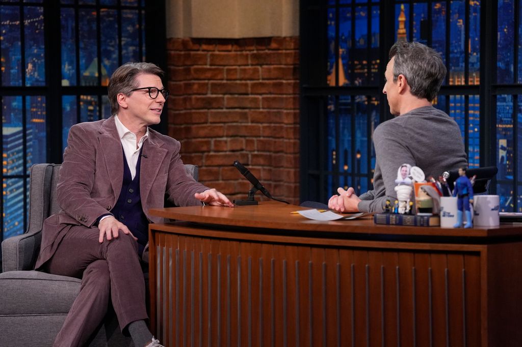 Jennifer Aniston, Bradley Cooper et d'autres stars viennent soutenir l'émission Off-Broadway de Sean Hayes 4 Sean lors d'une interview sur Late Night avec l'animateur Seth Meyers
