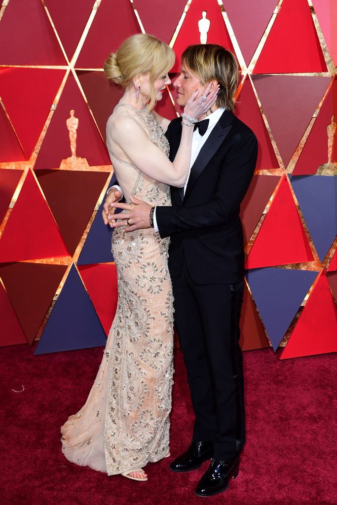 Nicole Kidman e Keith Urban se abraçando no tapete vermelho