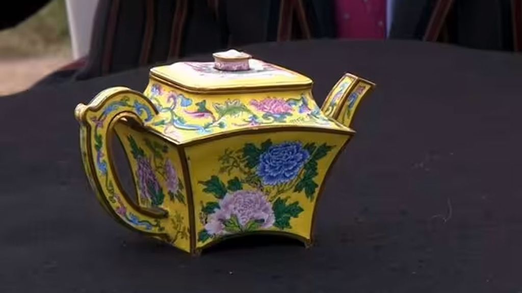 This teapot sold for £390,000 on Bargain Hunt