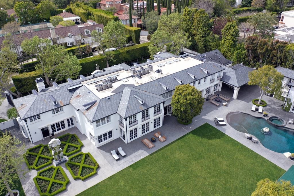 Sean 'Diddy' Combs' $40M Los Angeles home becomes tourist destination after  raid – see photos | HELLO!