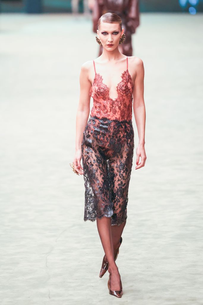 Bella Hadid fait une apparition remarquée dans une robe transparente sur le podium 1 Bella Hadid en body et jupe en dentelle lors du défilé femme Saint Laurent automne-hiver 2026