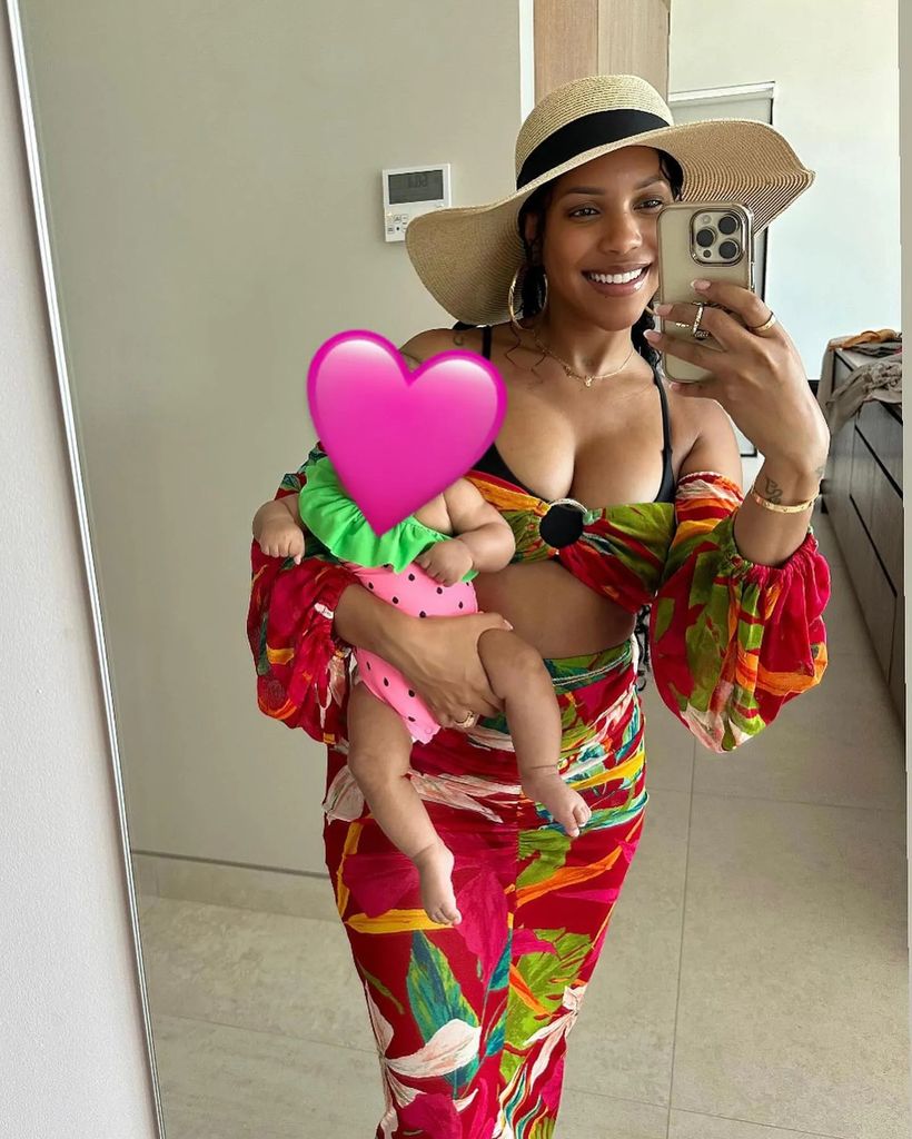 photo of jasmin brown holding daughter