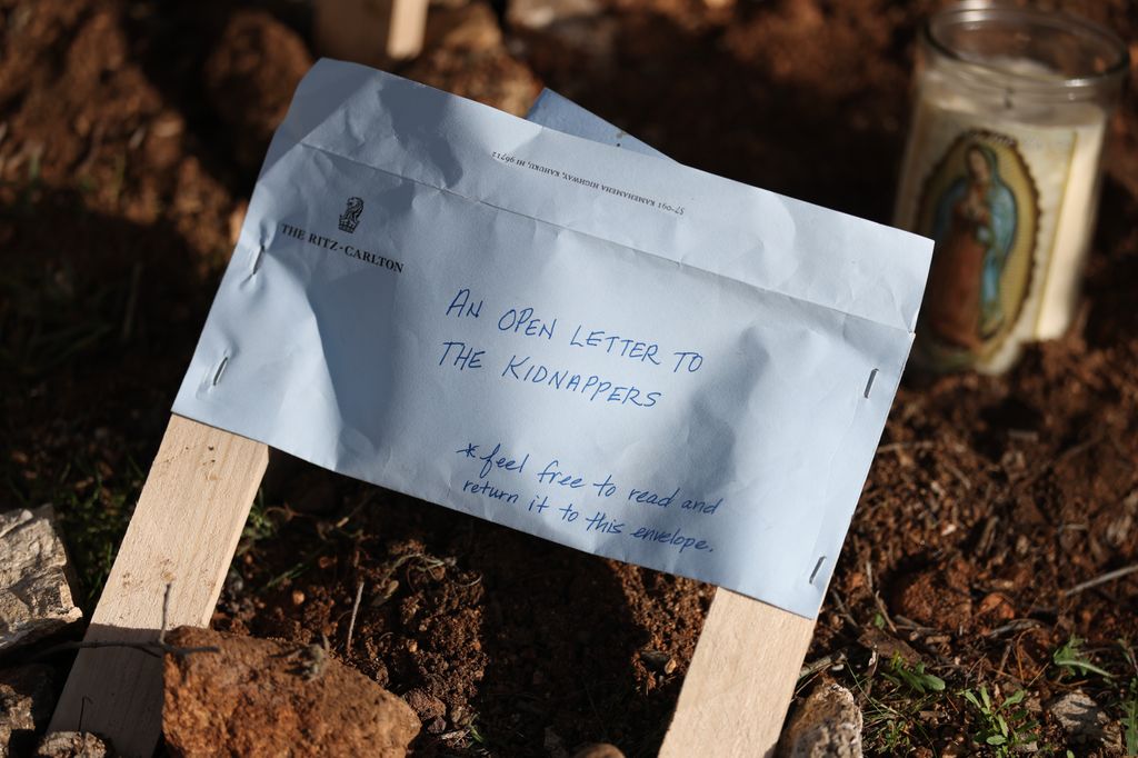 Exclusif : un expert en criminalité explique pourquoi le cas de Nancy Guthrie est « loin de devenir une affaire classée » 2 Une lettre ouverte aux ravisseurs se trouve dans un mémorial installé à côté de l'allée de la résidence de Nancy Guthrie