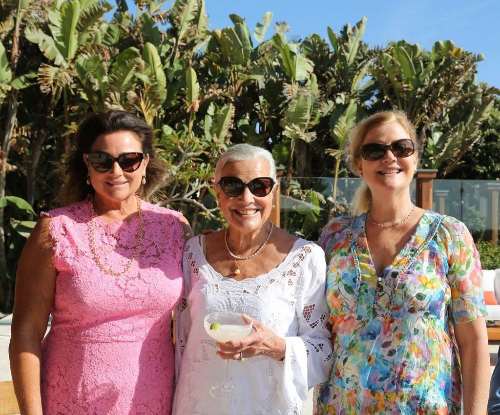 Keely Shaye Brosnan shared a photo with her mom and sister