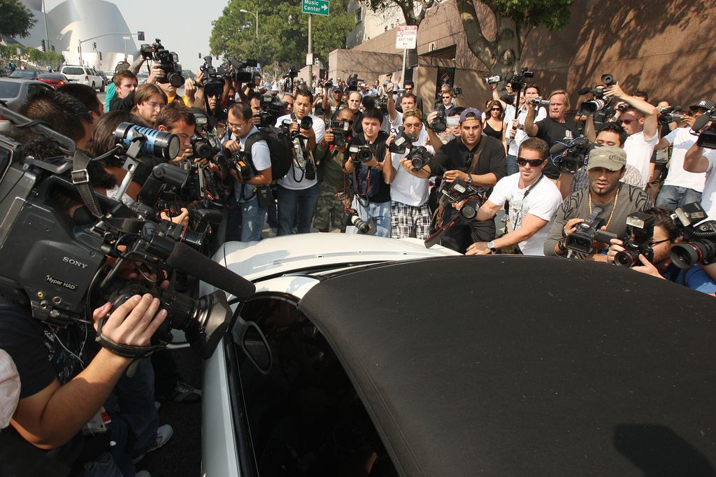 Photographers prevent Britney Spears' car from moving on the street outside the Family Court house in Los Angeles, California, 26 October 2007 where she was due for a hearing regarding the custody of her children