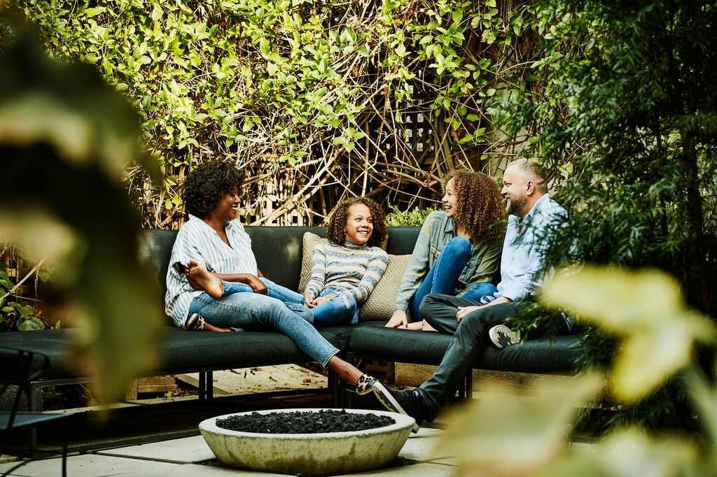 Famille assise sur un canapé extérieur