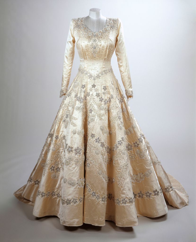 La robe de mariée de la reine Elizabeth II par Norman Hartnell, qu'elle portait en 1947