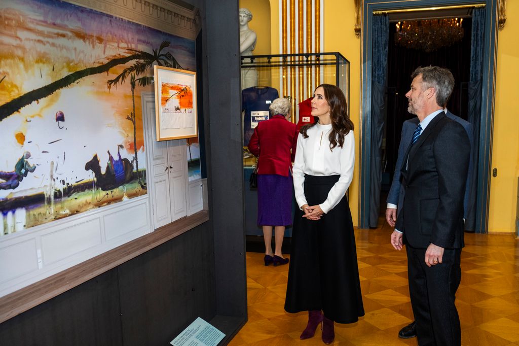 Queen Mary and King Frederik looking at a painting